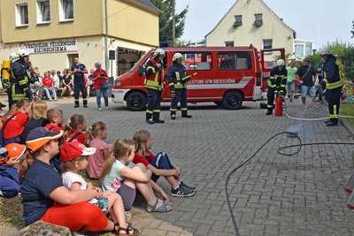 Bei der Schauvorfürhung zur 800-Jahrfeier in Kleinschirma löschten die Feuerwehrleute die Rouladen im Topf rechts am Boden.