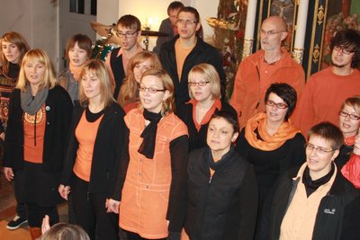 Orange Voices bei einem Auftritt.