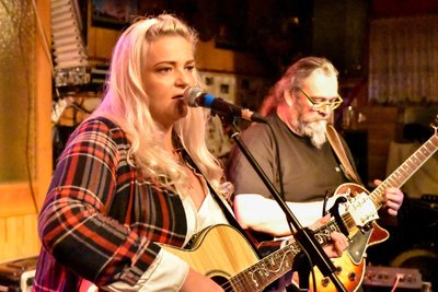 Astrid Paulus und Thomas Bartlog, hier bei einem Benefizkonzert, spielen jetzt in Limbach auf.
