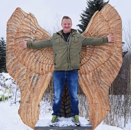 Gibt Kraft: Daniel Menz hat diese Schwingen aus Holz mit der Kettensäge geschnitzt. 
