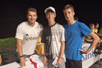 Bei der Autogrammstunde mit den Olympioniken trafen Jonas Dressler vom KSV Flöha (M.) und Ole Thalheim von der SG Lauenhain auch den zweifachen Olympiasieger Tom Liebscher-Lucz – der zugleich der Zeltnachbar der Mittelsachsen war.