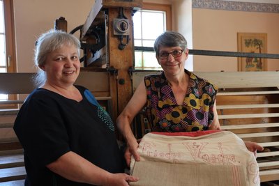 ... ging es mit Oma Jana Otto (r.) zum Mangeln zu Kerstin Seidler.
