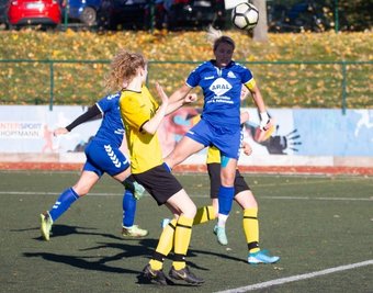 Mit ihren Saisontreffern 18 bis 20 erzielte Christiane Gotte (beim Kopfball) die Hälfte aller Jößnitzer Tore beim 6:0-Sieg gegen Pfaffengrün/Zobes. Zudem trafen Nicole Döring doppelt und Tosca Steffen. 