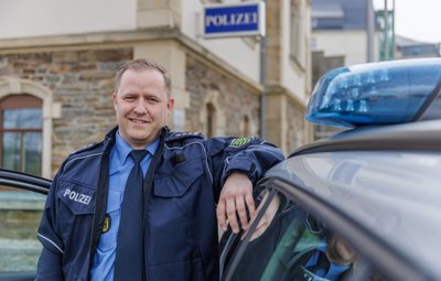 Mirko Morgenstern ist seit Oktober 2021 in Annaberg. Der verheiratete 40-Jährige hat eine Tochter und lebt in Marienberg. Zuvor war er Leiter des Kriminaldienstes im dortigen Revier. Sicherheit spielt in seinem Leben eine große Rolle: Neben dem Beruf ist Morgenstern noch Wehrleiter der Feuerwehr Niederlauterstein. 