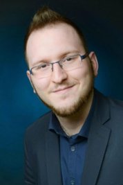 Kazim Celik ist Jugendforscher. Sein Forschungsschwerpunkt liegt auf gesellschaftlicher Polarisierung und Radikalisierungsprozessen unter jungen Menschen.