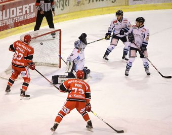 Das 1:0 für die Eispiraten Crimmitschau im Derby gegen die Eislöwen Dresden.