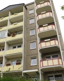 In Sonnenleithe wurden Häuser, hier Am Fichtbusch 72, mit Balkonen (r.) eines Abrissblocks aus Johann'stadt nachgerüstet. 
