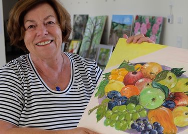 Ursula Peters zeigt in ihrer einstigen Heimatstadt ihre Hobbykunst. Zu sehen sind Acrylbilder, Collagen und Kohlezeichnungen. 