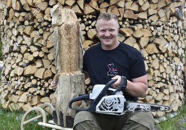 Daniel Menz liebt Herausforderungen. Bei einer Wette fürs "Guinness-Buch der Rekorde" schnitt er mit 427 Holzschnitzern gleichzeitig innerhalb einer Stunde eine erkennbare Eule aus einem Stamm. 