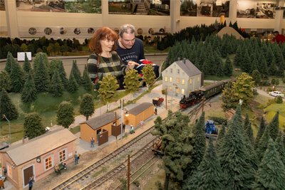 Das Modellbahnland Erzgebirge in Schönfeld öffnet auch in den Zwischentagen. Im Bild: Susann und Klaus Krmac aus dem Heilbronner Land.