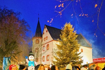Die Netzschkauer Schlossweihnacht war wieder ein Fest für die ganze Familie. Vor allem am Samstag bildeten sich vor den Buden zum Teil lange Warteschlangen.