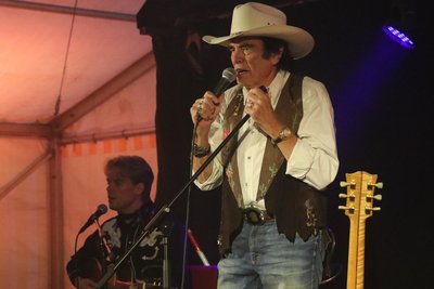 Country-Sänger Tom Astor verstand es im August 2023 in Limbach, die Fans zu begeistern.