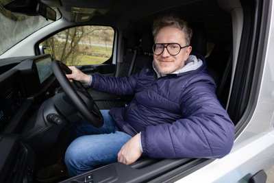 Der Teamleiter des Familiennests Schöneck, Kristian Weigel, freut sich auf die Fahrten im nagelneuen Bus. Dieser bietet Platz für acht weitere Personen.