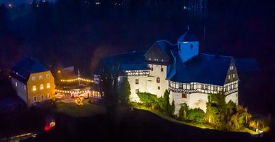 110 Schwibbögen beziehungsweise beleuchtete Dreiecke in den Fenstern sowie mehrere Außenstrahler machen das Schloss Rauenstein in diesen Tagen zum Hingucker. 