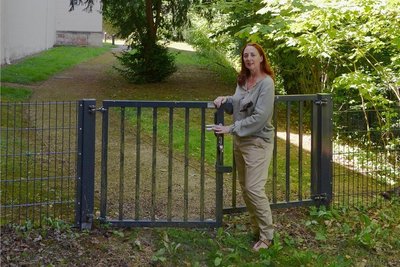 Die Frau, die neue Türen öffnet: Schloss-Chefin Patrizia Meyn. Den Weg um Schloss Lichtenwalde will sie herrichten lassen. 