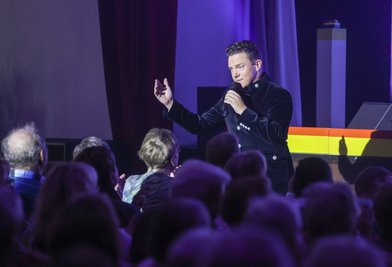 Der volkstümliche Fernsehmoderator und Sänger Stefan Mross begeistert am Sonntagnachmittag rund 400 Gäste in der Stadthalle von Limbach-Oberfrohna.