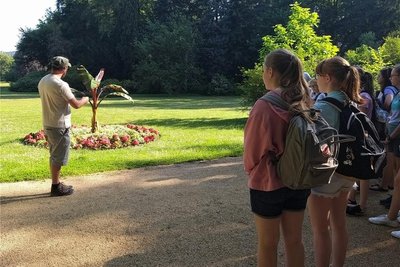 Parkverwalter Mario Männel erklärt Schülerinnen und Schülern den Blumengarten im Fürstlich Greizer Park.