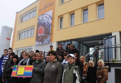 
              <p class="artikelinhalt">Donnerstag ist das Banner an der Fassade des neuen "Dürer" eingeweiht worden, an der Stollberger Altstadtschule hatte es dazu einen Wettbewerb gegeben. Es siegte der Entwurf von Vivien Lißner (mit Umschlag). Zur Belohnung dürfen alle Teilnehmer im "Dürer" Filme gucken.</p>
            