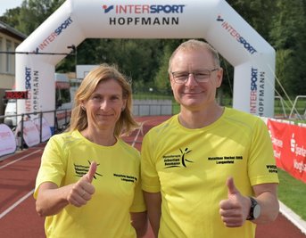 Annett Große erhielt beim Göltzschtal-Marathon die Ehrennadel des Landesportbundes in Bronze verliehen, ihr Vereinskamerad René Weigel vom VfB Lengenfeld die Ehrennadel in Silber. Weigel war am Samstag Gesamtleiter des Marathons und der Landesmeisterschaften im Straßenlauf. 