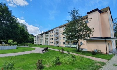 Die Käthe-Kollwitz-Straße in Schwarzenberg-Hofgarten: Nach aufwendigem Umbau und Grundrissänderungen vermietet die Genossenschaft dort 23 barrierearme Wohnungen in drei Größen. Ein Aufzug erleichtert die Erreichbarkeit. Auch die Grünanlage an der Rückseite ist fertig.