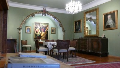 Mit dem Betreten des Obergeschosses reist der Gast gedanklich in ein anderes Jahrhundert. Hier scheint die Zeit stehengeblieben zu sein. Künftig soll unter anderem dieser Bereich museal betrieben werden. 