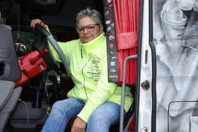 Auch Ramona Nößler sitzt gern mal hinter dem Steuer.