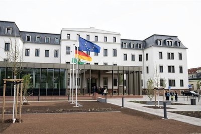 Fahnen wehen vor dem Sächsischen Rechnungshof, der am Mittwoch offiziell am neuen Dienstsitz in Döbeln seinen Betrieb aufnahm.
