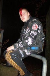 Robert Weis war schon als junger Teenager in der Punk-Szene in Limbach-Oberfrohna aktiv. Er sagt, er wisse, wie es ist vor Neonazis mit Baseballschlägern wegzulaufen.