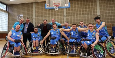 So sieht eine Mannschaft aus, die stolz auf ihre Leistungen in der zurückliegenden Saison sein kann. Die Rollstuhlbasketballer aus Zwickau haben die 2. Bundesliga mit einem überraschenden zweiten Platz beendet. Eine weitere gute Nachricht: Das Team bleibt zusammen. 