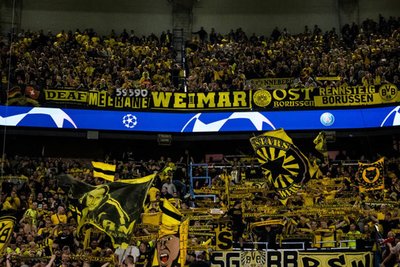2000 Fans waren mit nach Paris gefahren, um Borussia Dortmund zu unterstützen. Darunter Rene Beitlich mit seiner „Meerane“-Fahne.