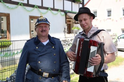 ... sorgten Oberwachtmeister Tino Zupp aus Schwarzenberg für Ordnung und Jörg Heinicke für Stimmung.
