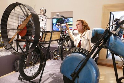 Hier bestaunt Claudia Glashauser den Propeller, mit dem dieses historische Lastenrad angetrieben wird.