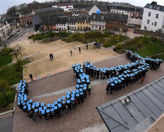 Die Menschen stellten sich zu einer stilisierten 150 auf.