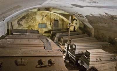 20 Särge liegen in der über 200 Jahre alten Familiengruft der Schönburger. Sie wurden einst durch eine Öffnung von oben aus der Schlosskapelle herabgelassen.