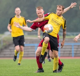 Defensiv hatte der BSC Freiberg am Sonnabend alles im Griff: Hier schirmt Lukas Erler den Ball vor einem Wilsdruffer ab. Allerdings war der Spitzenreiter einmal vom Elfmeterpunkt erfolgreich. 