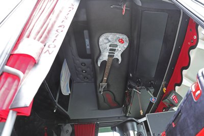 Selbst eine Gitarre im Truck-Design befindet sich an der Decke des Fahrerhauses.