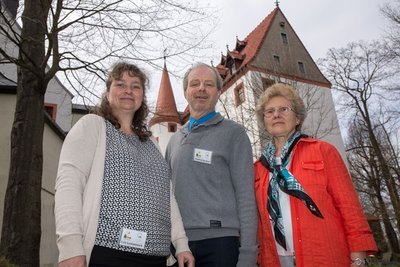 Gerlinde Bock, Manfred Drechsel und Grit Lommatzsch (von rechts) gehören zum Förderverein des Schlosses Schlettau. Seine Bewerbung für den Bürgerpreis Erzgebirge ist die erste in diesem Jahr.