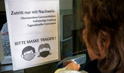 Zutritt nur mit Genesenen-Nachweis, vollständiger Impfung oder tagesaktuellem Corona-Test: Solche Hinweisschilder finden sich auf vielen Eingangstüren zu Restaurants, Museen oder Bädern. 