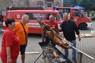 Uwe Brügger (r.) und Egbert Sekul waren Grillmeister zur 800-Jahrfeier in Kleinschirma: Ein 50-Kilo-Wildschwein war dicht umringt.