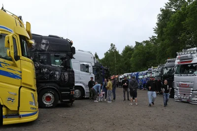 Dicht an dicht standen die Trucks auf dem Festgelände.