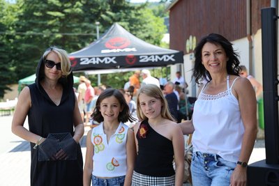 Maria, Tamina, Lina und Diane zeigten bei der Modenschau allerhand geklöppelte Accessoires.