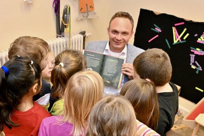 Der Niederdorfer Bürgermeister und Landtagsabgeordnete Stephan Weinrich kürzlich bei einer Lesung in Lugau.
