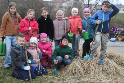 Hortkinder der Kita Buddelflink aus Oederan zogen mit Spaten und Kannen los, um zu pflanzen.