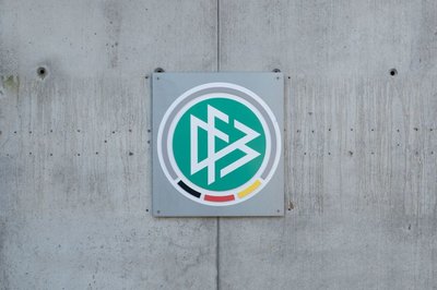 Das Logo des DFB an der Zentrale des Deutschen Fussball-Bundes in Frankfurt am Main.