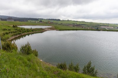Oberhalb des Parks wurden zwei Wasserspeicher angelegt – mit Hilfe von Fördermitteln. Das aufgefangene Regen- und das Quellwasser sollen auch für die Schneeproduktion bei Plusgraden genutzt werden.