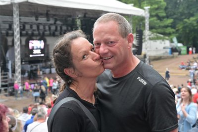 Ihr Beitrag zum Internationalen Tag des Kusses: Die Kerstin-Ott-Fans Susann und Ingo Günther waren aus Bockau zum Konzert angereist.