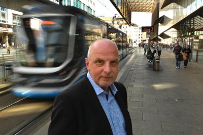 Detlef Müller an der Zentralhaltestelle in Chemnitz. Der SPD-Politiker und gelernte Lokführer ist Verkehrsexperte im Bundestag.