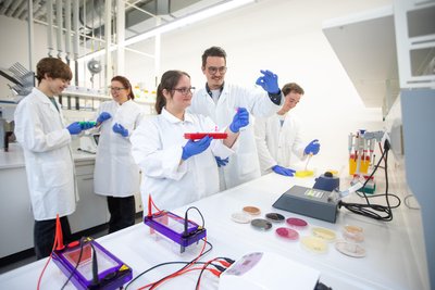 Ein spannender Studiengang in Plauen ist Lebensmittel- und Hygieneingenieurswesen. Im Bild von links: Liam Ertl, Ulrike Sammer, Vanessa Uhlig, Dozent Alexander Wolf, Louis Wappler.