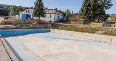 Blick ins Neundorfer Freibad. Gebadet wird in diesem Sommer hier nicht. Dafür wird das Bad aber nach jahrelangem Kampf saniert. 