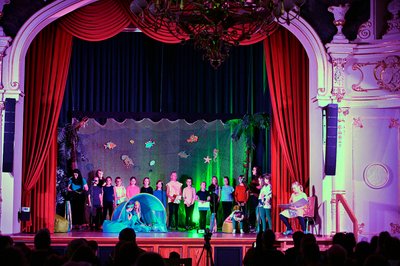 Hortkinder des "AlberTina" präsentierten ihr Theaterstück "Freundschaft ist blau, oder?" im Festsaal "Goldener Löwe" in Hainichen. 